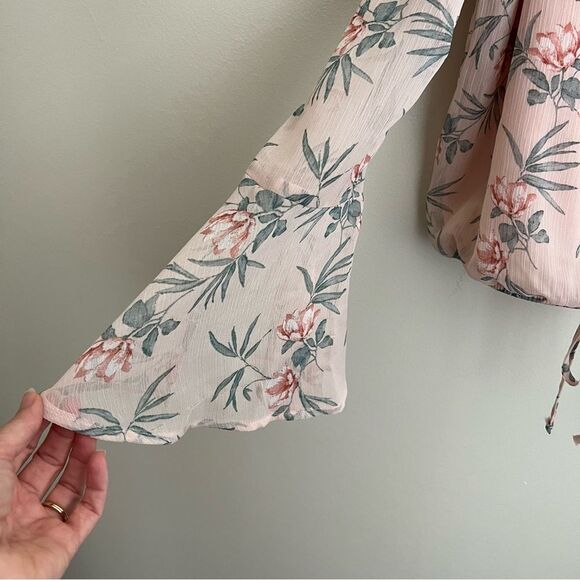 😊3/$30 Off shoulder sheer sleeves tropical tie front blouse Sz M EUC - Picture 8 of 10